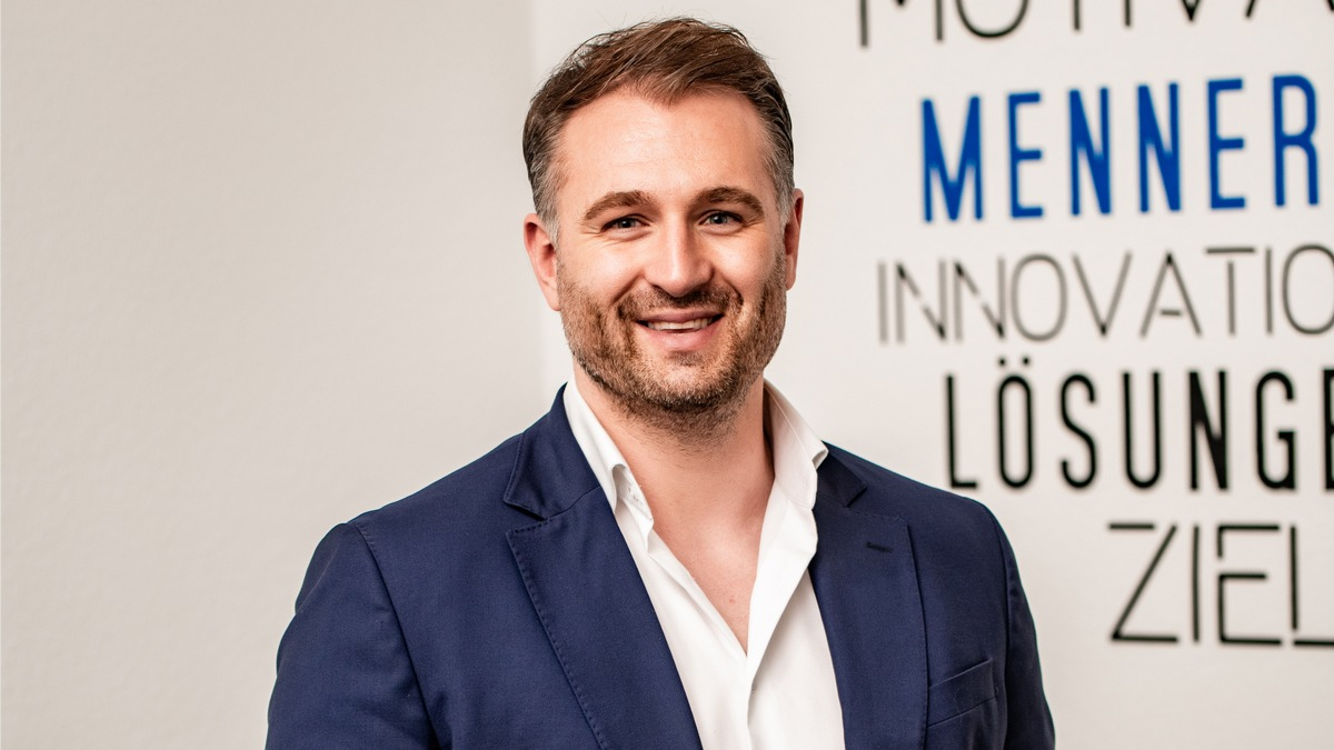 Sören Mennerich von der MENNERICH Recruiting GmbH erklärt, warum Fachkräfte aus der Automobilbranche abwandern – und wie fleisch- und getränkeverarbeitende Betriebe davon profitieren - Foto: presseportal.de