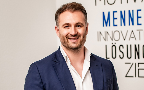 Sören Mennerich von der MENNERICH Recruiting GmbH erklärt, warum Fachkräfte aus der Automobilbranche abwandern – und wie fleisch- und getränkeverarbeitende Betriebe davon profitieren - Foto: presseportal.de