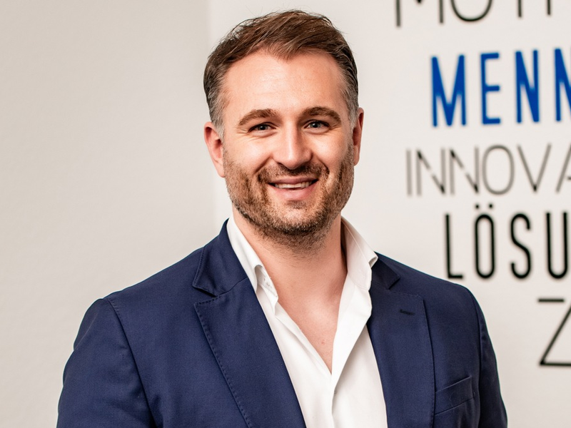 Sören Mennerich von der MENNERICH Recruiting GmbH erklärt, warum Fachkräfte aus der Automobilbranche abwandern – und wie fleisch- und getränkeverarbeitende Betriebe davon profitieren - Foto: presseportal.de