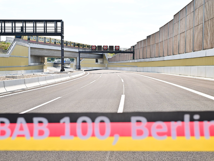 Landeschef Wegner betonte, dass die Verlängerung der A100 mit dem 17. Bauabschnitt weitergehen müsse. - Foto: Sebastian Christoph Gollnow/dpa