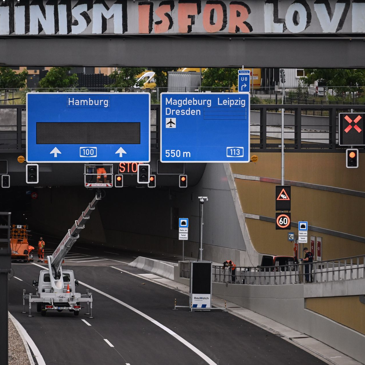 Ab Mittwoch sollen auf dem 16. Bauabschnitt der A100 zwischen Neukölln und Treptow die ersten Autos rollen. (Archivbild) - Foto: Britta Pedersen/dpa