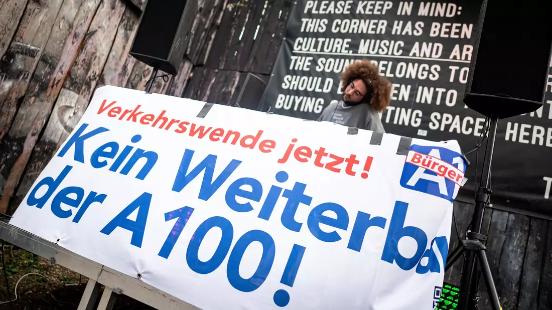 Gegen den Ausbau der A100 im Osten der Stadt gibt es seit Jahren Widerstand. (Archivbild) - Bild: Fabian Sommer/dpa