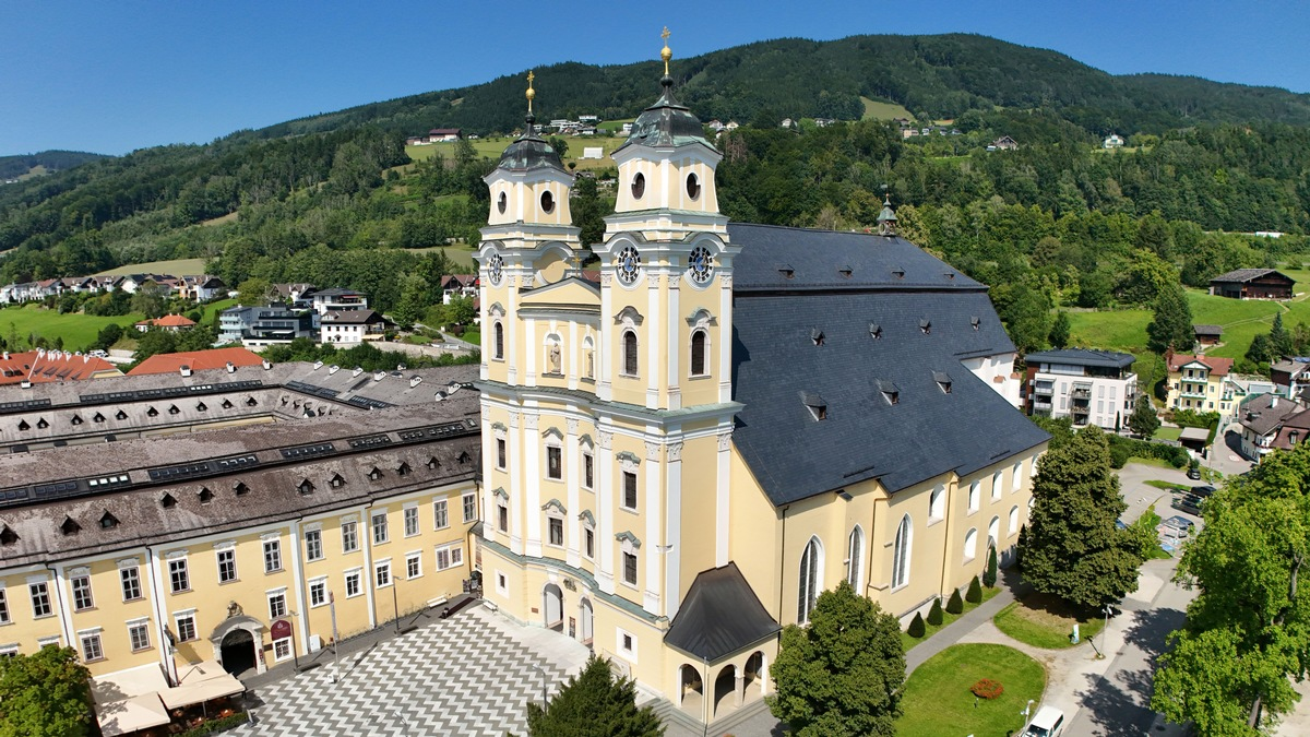 146 748 Schiefersteine für Österreichs Kulturschatz / Rathscheck liefert Steinschindeldeckung für die Sanierung der berühmten Basilika Mondsee im Salzkammergut - Foto: presseportal.de