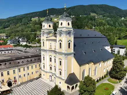146 748 Schiefersteine für Österreichs Kulturschatz / Rathscheck liefert Steinschindeldeckung für die Sanierung der berühmten Basilika Mondsee im Salzkammergut - Foto: presseportal.de