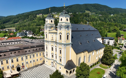 146 748 Schiefersteine für Österreichs Kulturschatz / Rathscheck liefert Steinschindeldeckung für die Sanierung der berühmten Basilika Mondsee im Salzkammergut - Foto: presseportal.de