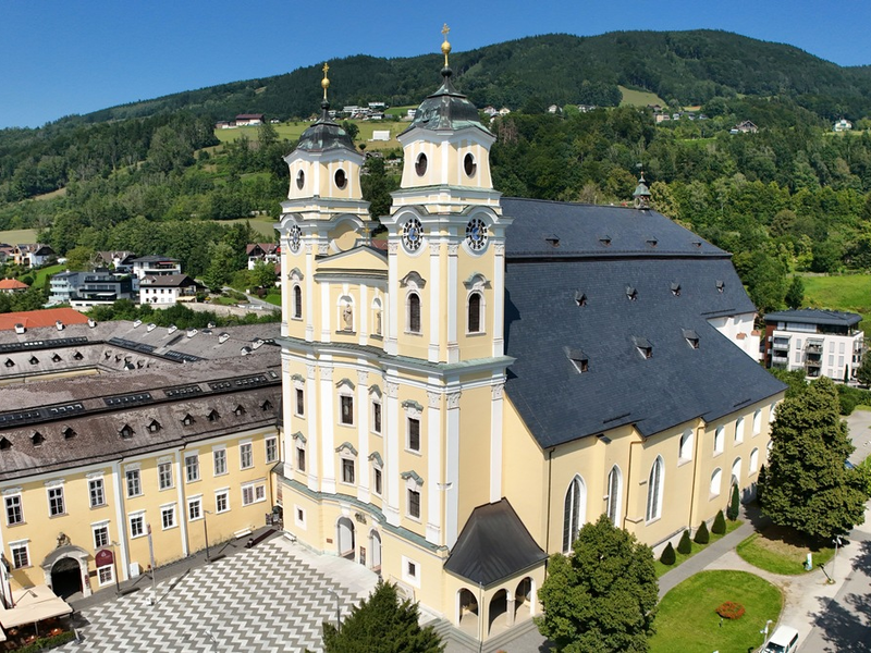 146 748 Schiefersteine für Österreichs Kulturschatz / Rathscheck liefert Steinschindeldeckung für die Sanierung der berühmten Basilika Mondsee im Salzkammergut - Foto: presseportal.de