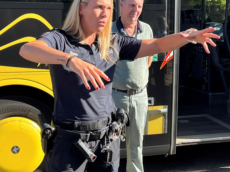 POL-LG: Sicher statt hektisch - Bustraining mit der Polizei - Fünftklässler der Oberschule (ObS) Bad Bodenteich meistern den Busalltag - Foto: presseportal.de