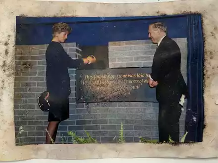 Die Zeitkapsel aus dem Jahr 1991 musste Bauarbeiten für ein neues Krebszentrum weichen. - Foto: -/Great Ormond Street Hospital via PA Media/dpa