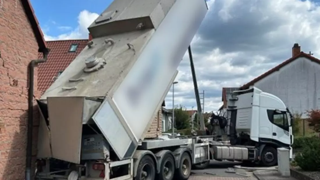 POL-PDKL: Lkw kracht in Hauswand - Bild: presseportal.de