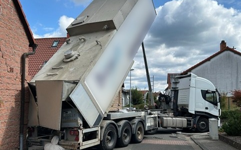 POL-PDKL: Lkw kracht in Hauswand - Foto: presseportal.de