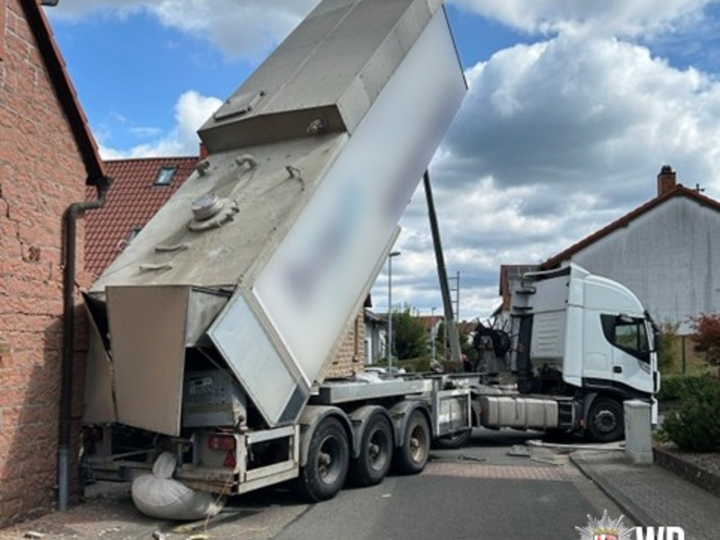 POL-PDKL: Lkw kracht in Hauswand - Foto: presseportal.de