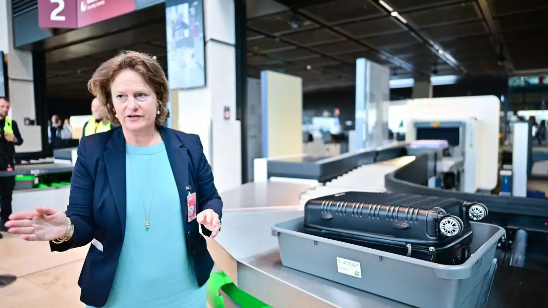Flughafenchefin Aletta von Massenbach stellt neue CT-Scanner am Flughafen BER vor.  - Bild: Sebastian Christoph Gollnow/dpa