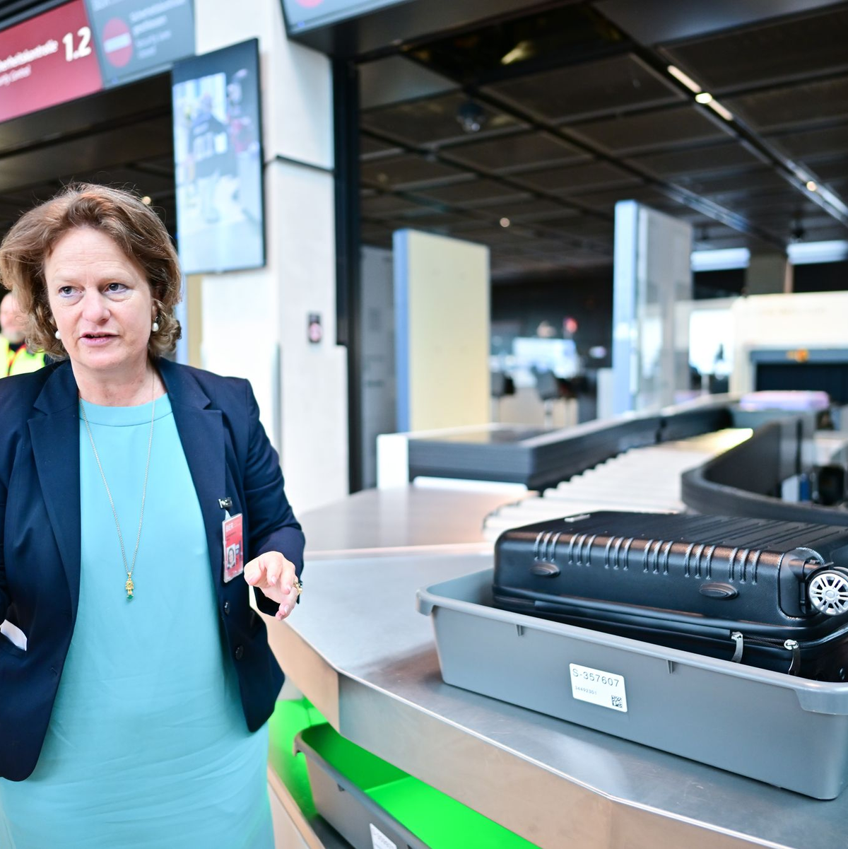 Flughafenchefin Aletta von Massenbach stellt neue CT-Scanner am Flughafen BER vor.  - Foto: Sebastian Christoph Gollnow/dpa