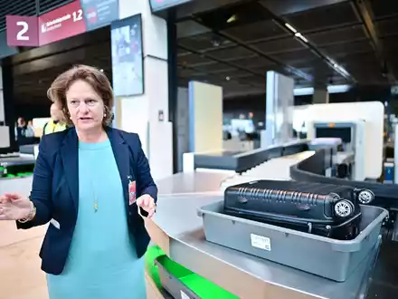 Flughafenchefin Aletta von Massenbach stellt neue CT-Scanner am Flughafen BER vor.  - Foto: Sebastian Christoph Gollnow/dpa