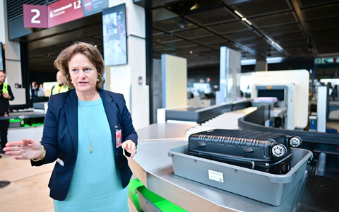 Flughafenchefin Aletta von Massenbach stellt neue CT-Scanner am Flughafen BER vor.  - Foto: Sebastian Christoph Gollnow/dpa