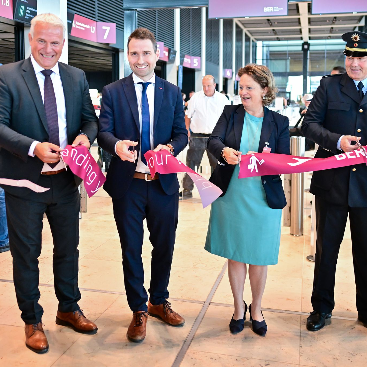 Vier neue Scanner wurden am BER eingeweiht. Sie machen die Abfertigung von Passagieren deutlich leichter.  - Foto: Sebastian Christoph Gollnow/dpa