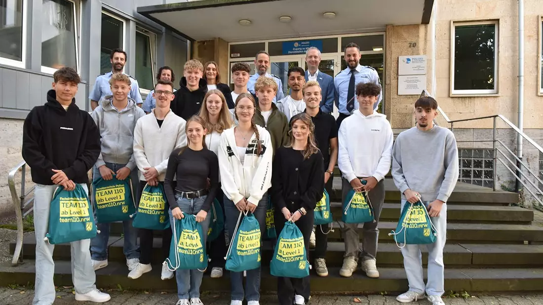 POL-MK: 14 neue Schülerinnen und Schüler der Fachoberschule Polizei begrüßt - Bild: presseportal.de