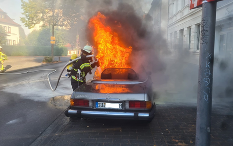 FW Hennef: Wertvoller Mercedes Oldtimer verbrannt - Foto: presseportal.de