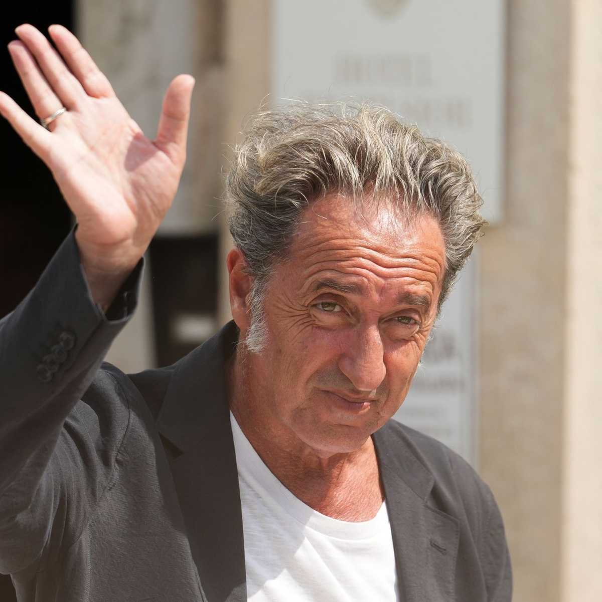 Paolo Sorrentino eröffnet mit seinem neuen Werk die Filmfestspiele. - Foto: Scott A Garfitt/Invision/AP/dpa