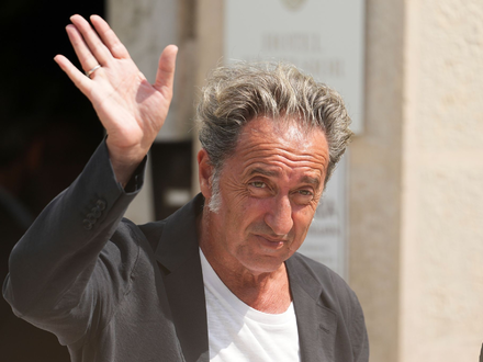 Paolo Sorrentino eröffnet mit seinem neuen Werk die Filmfestspiele. - Foto: Scott A Garfitt/Invision/AP/dpa