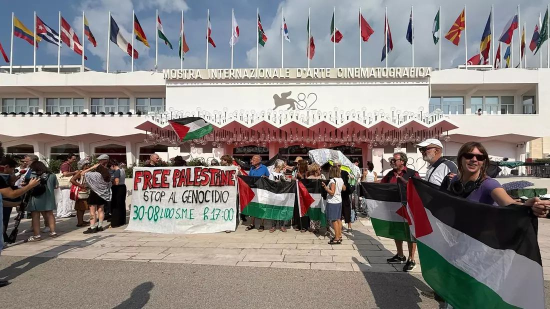 Propalästinensische Demonstranten vor dem Palazzo del Cinema. - Bild: Christoph Sator/dpa