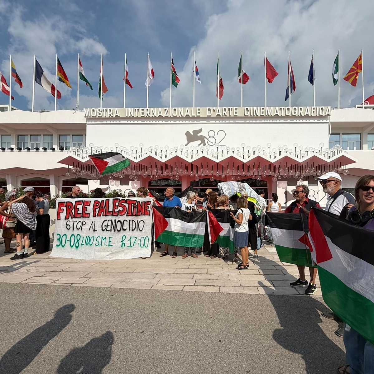Propalästinensische Demonstranten vor dem Palazzo del Cinema. - Foto: Christoph Sator/dpa