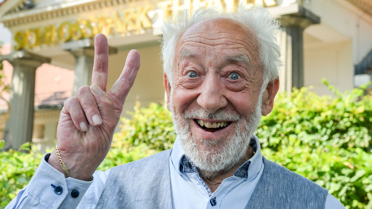 Dieter Hallervorden - noch 89 - Ende August auf der Jahrespressekonferenz seines Schlosspark-Theaters in Berlin. (Archivbild) - Foto: Jens Kalaene/dpa