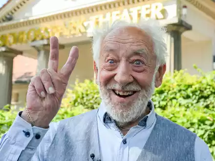 Dieter Hallervorden - noch 89 - Ende August auf der Jahrespressekonferenz seines Schlosspark-Theaters in Berlin. (Archivbild) - Foto: Jens Kalaene/dpa