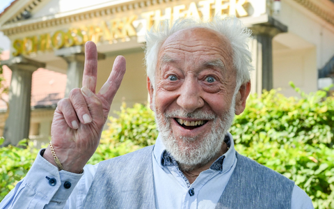Dieter Hallervorden - noch 89 - Ende August auf der Jahrespressekonferenz seines Schlosspark-Theaters in Berlin. (Archivbild) - Foto: Jens Kalaene/dpa