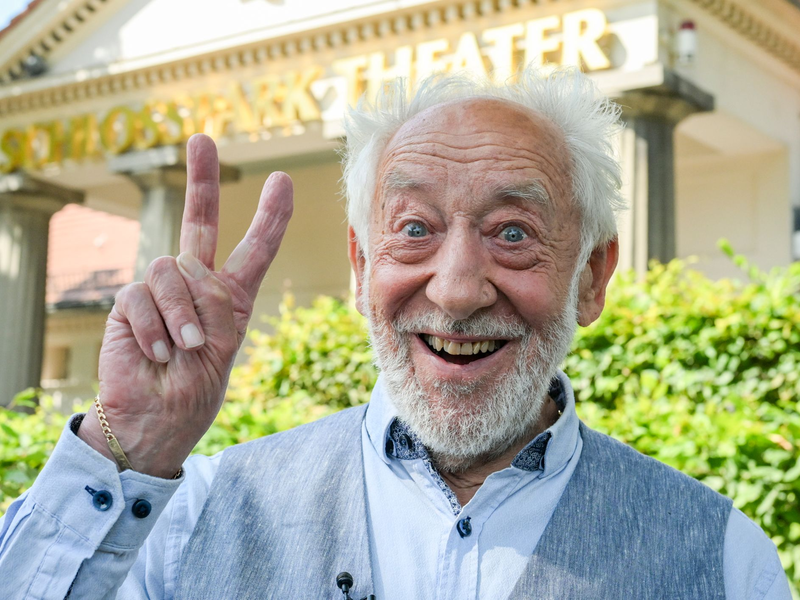 Dieter Hallervorden - noch 89 - Ende August auf der Jahrespressekonferenz seines Schlosspark-Theaters in Berlin. (Archivbild) - Foto: Jens Kalaene/dpa