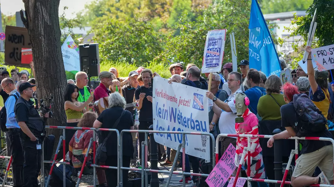 Rund 250 Gegnerinnen und Gegner der Verlängerung protestierten gegen die Inbetriebnahme.  - Bild: Soeren Stache/dpa
