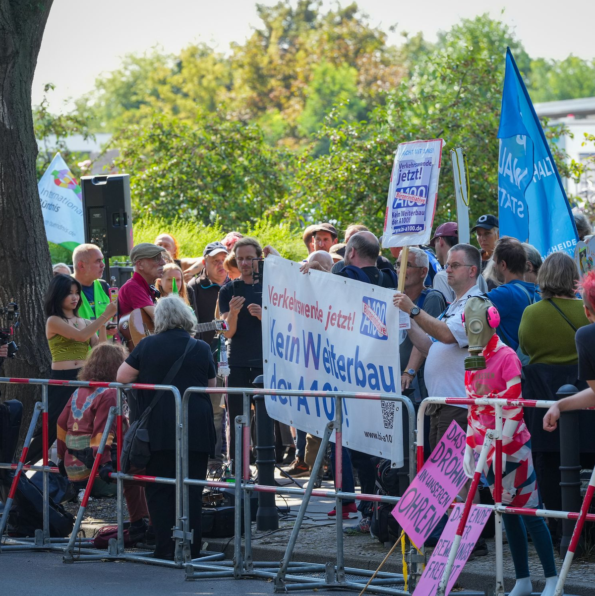Rund 250 Gegnerinnen und Gegner der Verlängerung protestierten gegen die Inbetriebnahme.  - Foto: Soeren Stache/dpa
