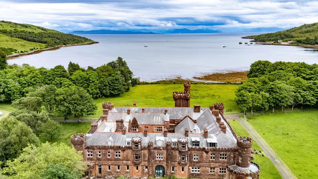 Kinloch Castle verfügt über sieben repräsentative Gesellschaftsräume und 20 Schlafzimmer. (Foto: Nest Marketing/NatureScot /PA Media/dpa) - Bild: Nest Marketing/NatureScot /PA Media/dpa