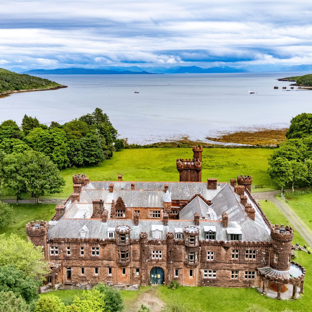 Kinloch Castle verfügt über sieben repräsentative Gesellschaftsräume und 20 Schlafzimmer. (Foto: Nest Marketing/NatureScot /PA Media/dpa) - Foto: Nest Marketing/NatureScot /PA Media/dpa