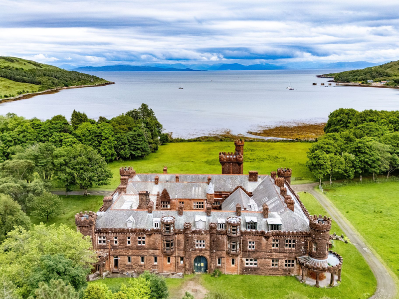 Kinloch Castle verfügt über sieben repräsentative Gesellschaftsräume und 20 Schlafzimmer. (Foto: Nest Marketing/NatureScot /PA Media/dpa) - Foto: Nest Marketing/NatureScot /PA Media/dpa