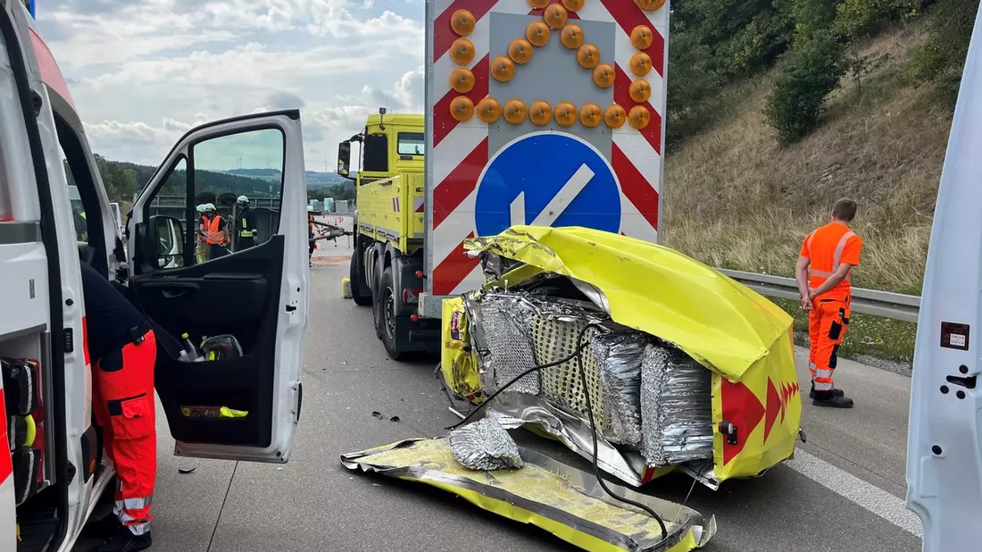 API-TH: Transporter fährt auf Schilderwagen auf - Bild: presseportal.de