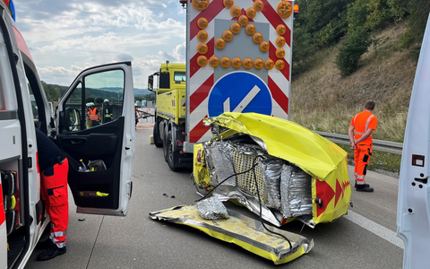 API-TH: Transporter fährt auf Schilderwagen auf - Foto: presseportal.de