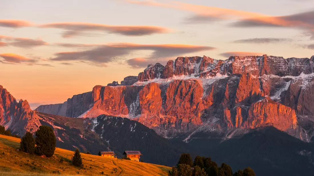 Die Burning Dolomites im Val Gardena - ein stilles Naturschauspiel - Bild: presseportal.de