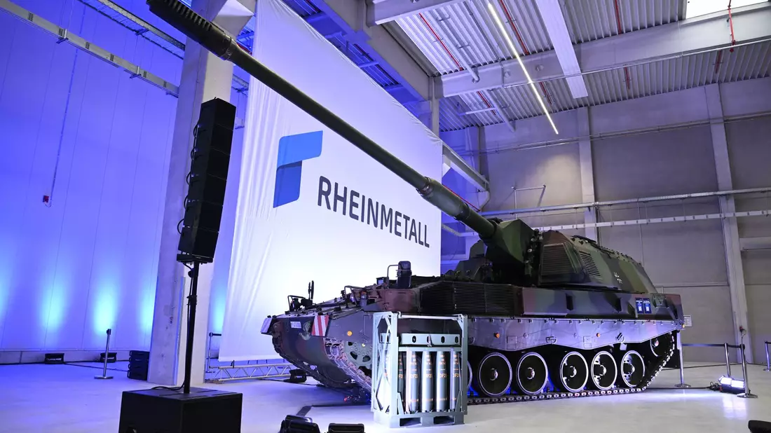 In diesem Rheinmetall-Werk im niedersächsischen Unterlüß werden Artilleriegranaten hergestellt, in Neuss hingegen soll es bald mit der Produktion von Aufklärungssatelliten losgehen. - Bild: Julian Stratenschulte/dpa