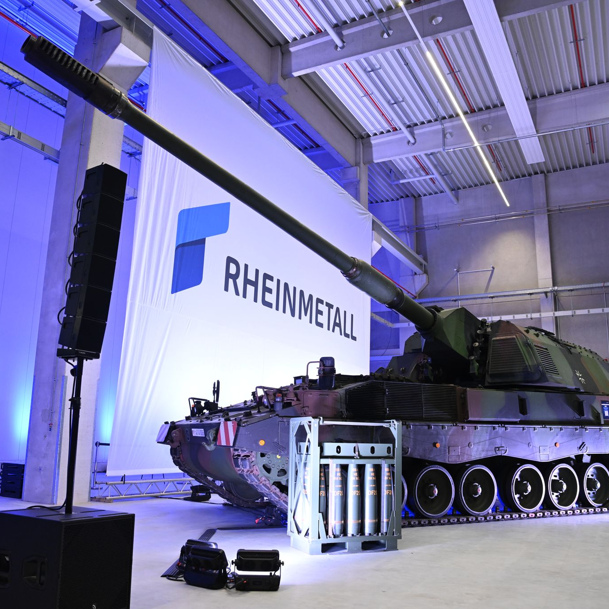 Eine Panzerhaubitze mit der passenden Artilleriemunition - bei der Eröffnung des Rheinmetall-Werks. - Foto: Julian Stratenschulte/dpa
