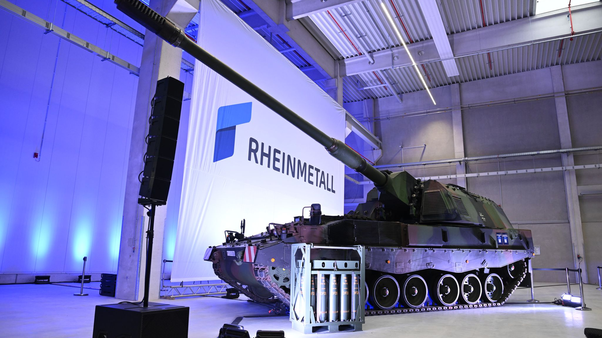 Rüstungsfirmen wie Rheinmetall verzeichnen deutlich steigende Bewerberzahlen und stellen zudem mehr neue Beschäftigte ein. (Symbolbild) - Foto: Julian Stratenschulte/dpa