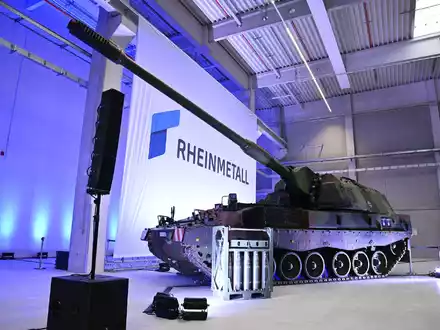 In diesem Rheinmetall-Werk im niedersächsischen Unterlüß werden Artilleriegranaten hergestellt, in Neuss hingegen soll es bald mit der Produktion von Aufklärungssatelliten losgehen. - Foto: Julian Stratenschulte/dpa