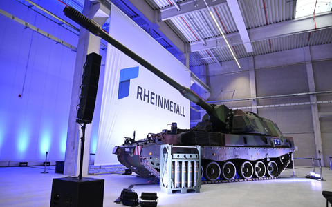 155-Millimeter-Munition vor einer Panzerhaubitze 2000, mit der solche Geschosse verschossen werden. - Foto: Julian Stratenschulte/dpa