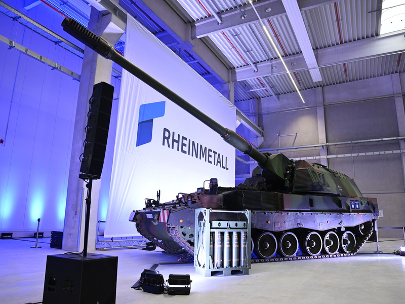 155-Millimeter-Munition vor einer Panzerhaubitze 2000, mit der solche Geschosse verschossen werden. - Foto: Julian Stratenschulte/dpa