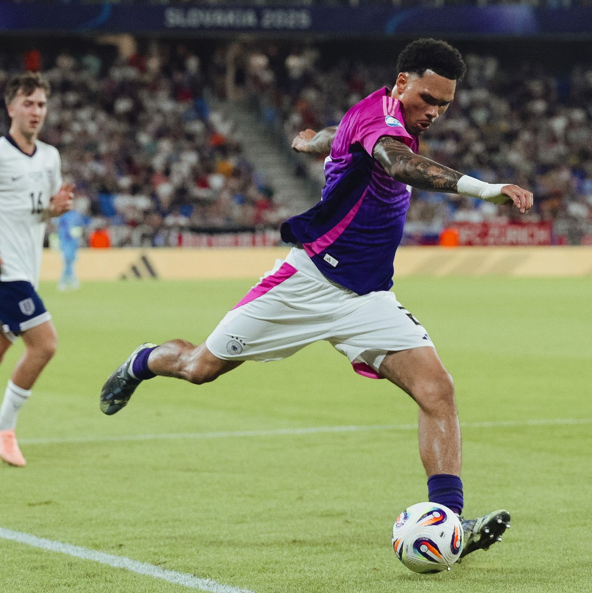 Nnamdi Collins von Eintracht Frankfurt ist defensiv flexibel einsetzbar (Archivbild).  - Foto: Robert Nemeti/dpa