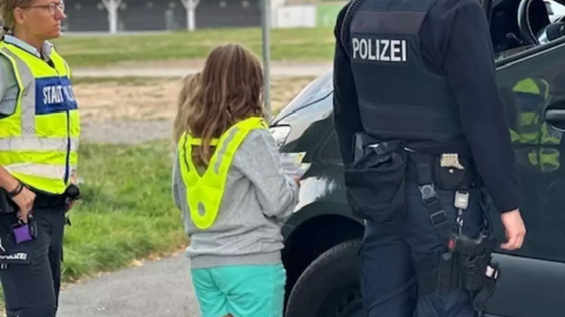 POL-DA: Erbach: Schülerinnen und Schüler verteilen 15 gelbe Karten bei Blitz für Kids - Bild: presseportal.de