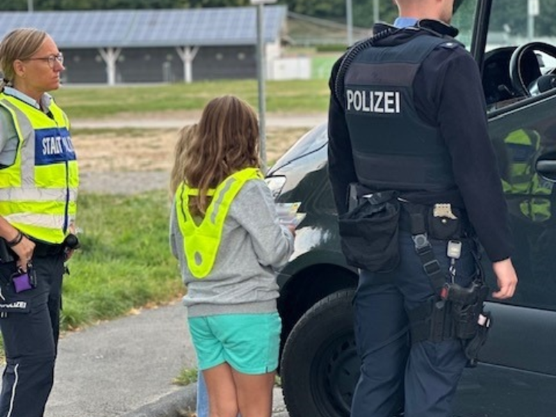 POL-DA: Erbach: Schülerinnen und Schüler verteilen 15 gelbe Karten bei Blitz für Kids - Foto: presseportal.de