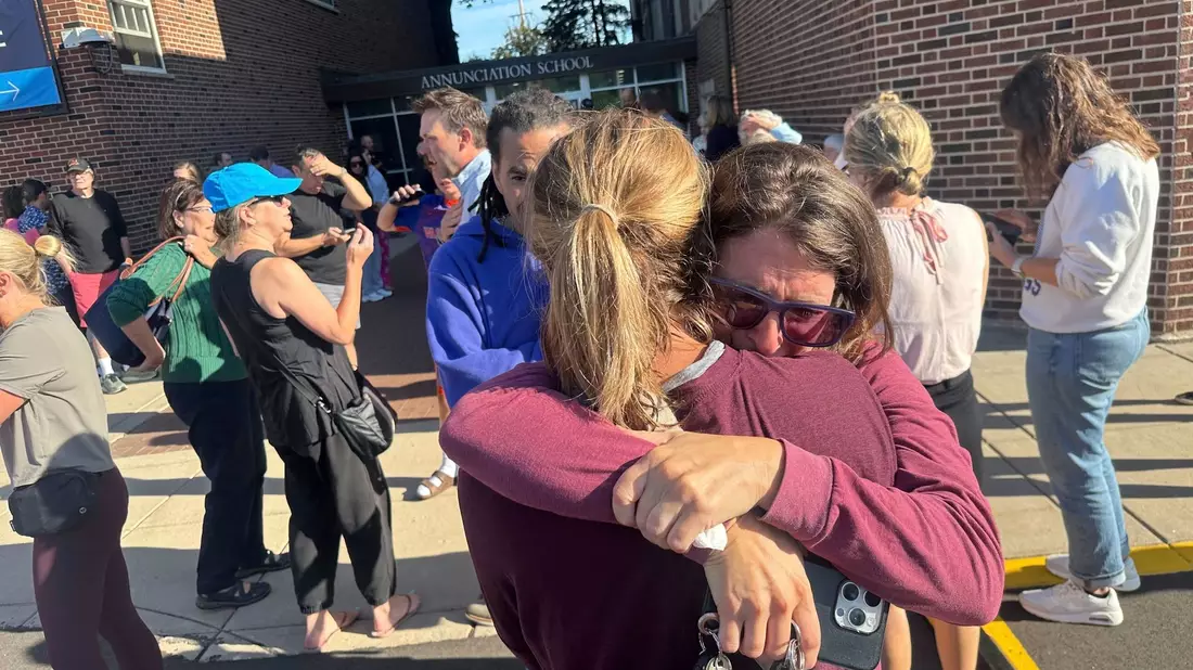 Kinder und Erwachsene sind schockiert nach den tödlichen Schüssen an der Schule. - Bild: Richard Tsong-Taatarii/Star Tribune/AP/dpa