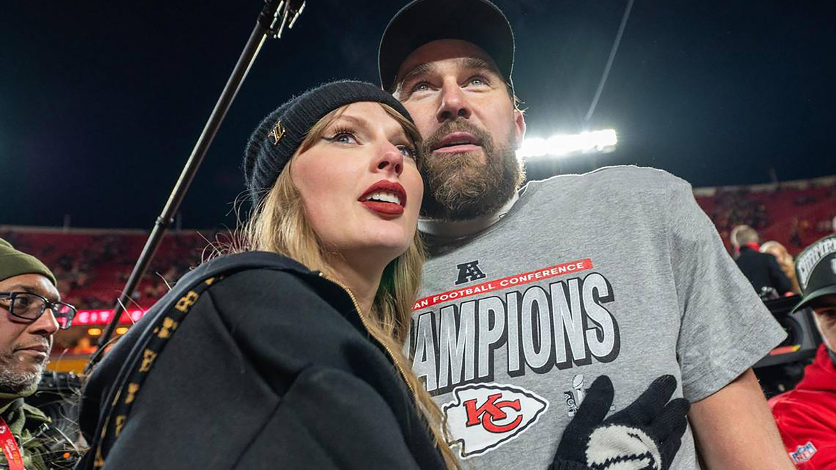 Sängerin Taylor Swift und Football-Star Travis Kelce wollen heiraten. Die Veltins-Arena auf Schalke bietet ihnen dafür die hauseigene Kapelle an. (Archivbild) - Foto: Emily Curiel/Ecuriel@kcstar.Com/TNS via ZUMA Press Wire/dpa