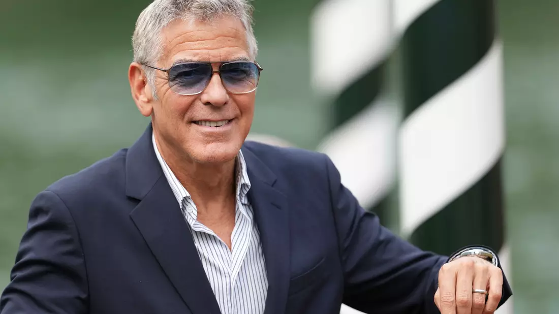 George Clooney am Mittwoch bei der Ankunft im Wassertaxi. - Bild: Scott A Garfitt/Invision/AP/dpa